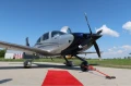 Samolot Cirrus z czerwonym dywanem