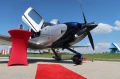 Samolot Cirrus z czerwonym dywanem i stolikiem