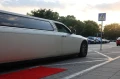 Biała limuzyna Chrysler 300C z czerwonym dywanem we Wrocławiu