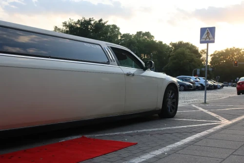 Biała limuzyna Chrysler 300C z czerwonym dywanem we Wrocławiu